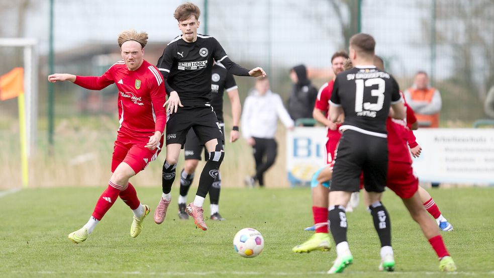 Der TuS Pewsum (links Marek Hinrichs) hat mit einer starken Leistung gegen den SV Großefehn (im Zweikampf Ben Smidt) gewonnen und den Vorsprung auf den Gegner damit weiter vergrößert. Foto: Jens Doden/Emden