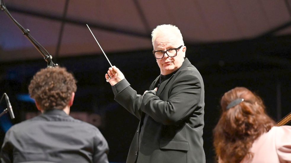 Zuletzt hat er auch zum Taktstock gegriffen, wie hier in Neumünster: Grönemeyer will Stillstand vermeiden. Foto: David Hammersen