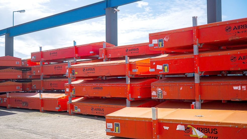 Vor der Werkhalle warten beschädigte Fahrzeugteile auf die Reparatur. Foto: Sina Schuldt