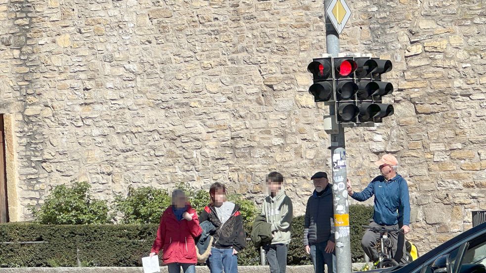 Rot für Autos, rot für Fußgänger: Wer nicht rechtzeitig drückt, muss einen weiteren Zyklus abwarten. Foto: Karsten Frei