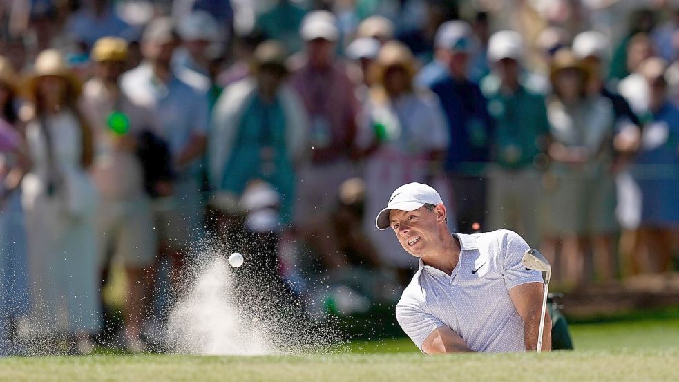 Wasser, Bäume, Bunker: McIlroy kämpfte an Tag drei beim Masters mit dem Kurs. Foto: David J. Phillip/AP/dpa