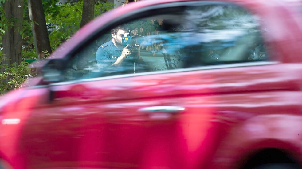 Regelmäßige Kontrollen sollen dazu beitragen, die Zahl der Verstöße gegen die Höchstgeschwindigkeit zu verringern. (Archivfoto) Foto: Christoph Soeder