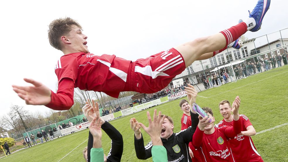 Doppelpacker Hauke Westermann wurde von seinen Mitspielern nach dem 4:0-Sieg von seinen Teamkollegen Hochleben lassen.Fotos: Jens Doden (Emden)