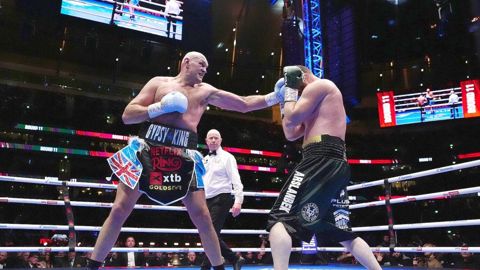 Ungefährdeter Sieg: Tyson Fury (l) im Ring gegen Arslanbek Machmudow. Foto: Bradley Collyer