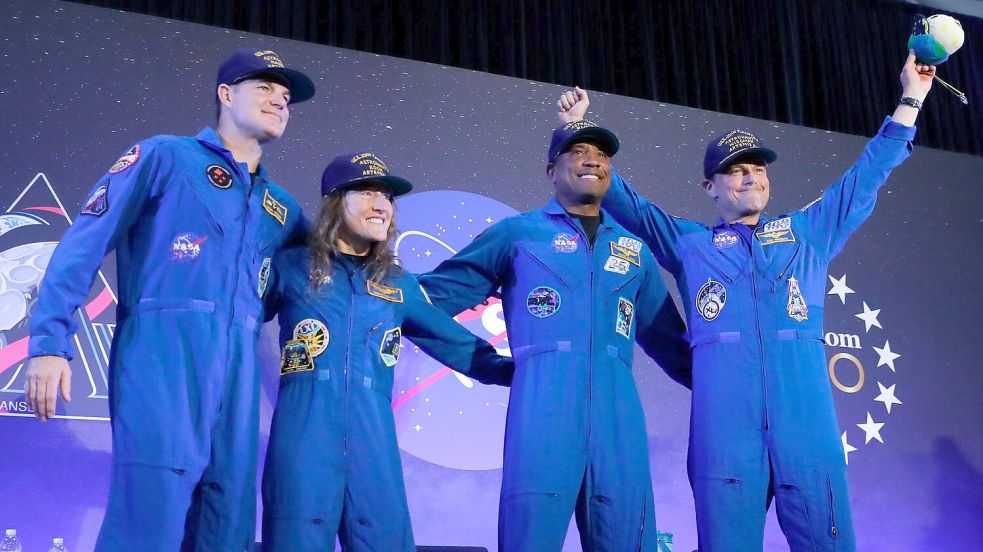 Die „Artemis 2“-Crew, Jeremy Hansen (l-r), Christina Koch, Victor Glover und Reid Wiseman, kommt am Ende einer Rückkehrfeier in die Mitte einer Bühne. Foto: Michael Wyke