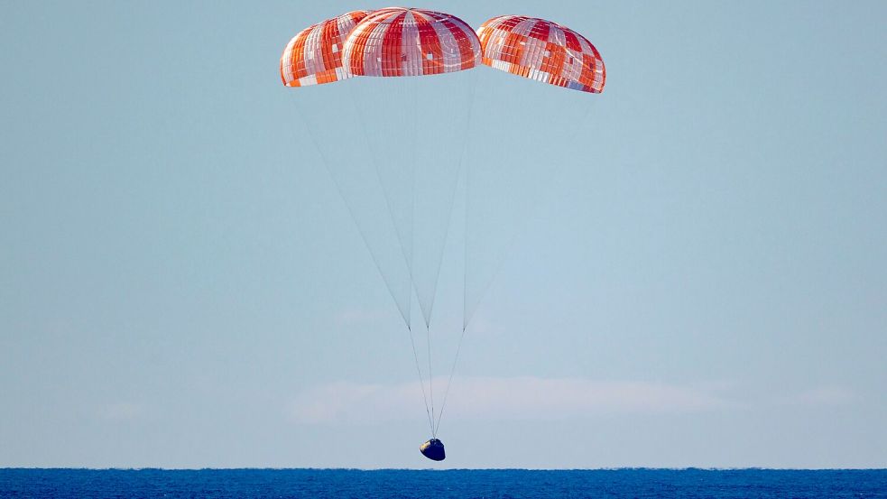 Abgebremst von Fallschirmen kam die „Orion“-Kapsel im Pazifik auf. Foto: Bill Ingalls/NASA/AP/dpa