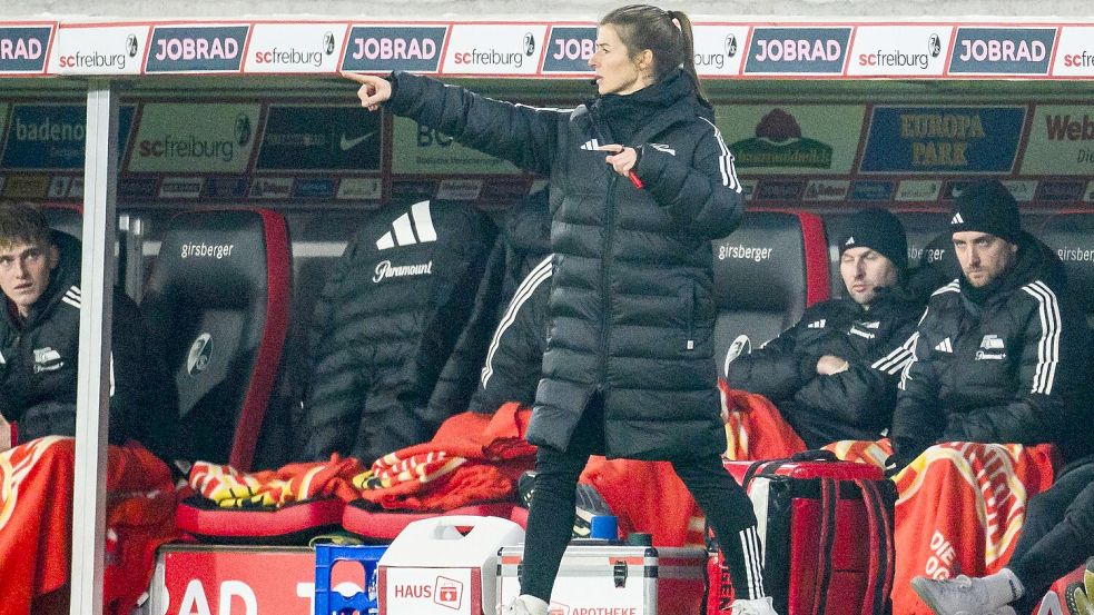 Eta stand schon als Co-Trainerin bei den Männern an der Seitenlinie. (Archivbild) Foto: Tom Weller