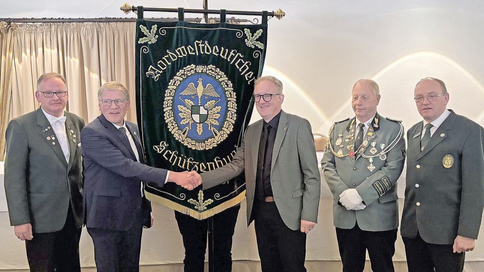 Das Banner des Nordwestdeutschen Schützenbundes wurde an Bürgermeister Horst Feddermann (zweiter von Links) Übergeben. Es soll im Rathaus aufgestellt werden. Foto: Lasse Paulsen