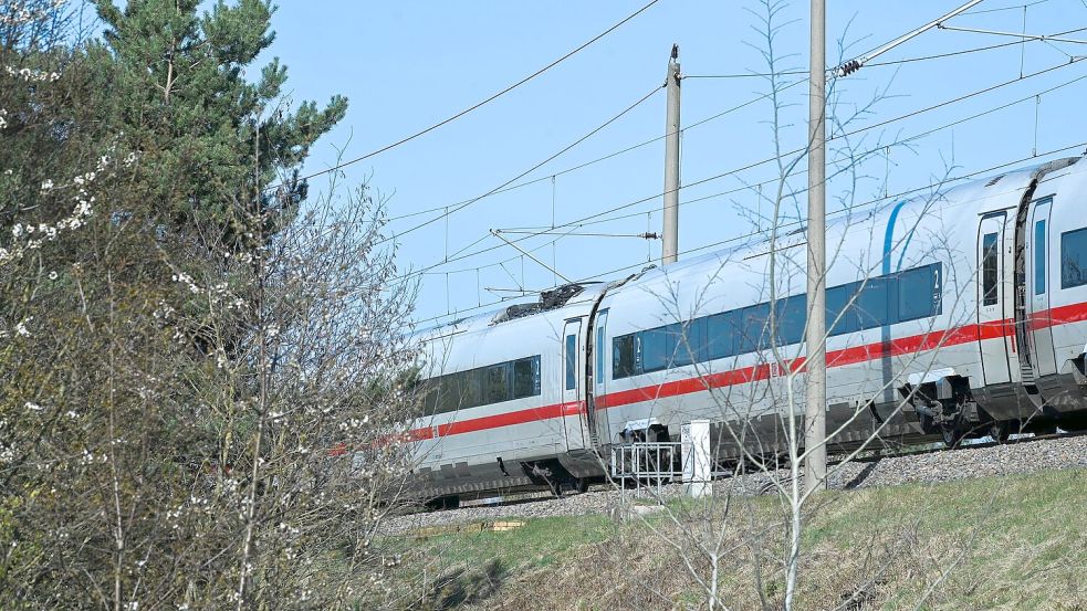 Zwei Menschen sind bei dem Vorfall auf der Strecke Berlin-München leicht verletzt worden. Foto: Heiko Rebsch/dpa