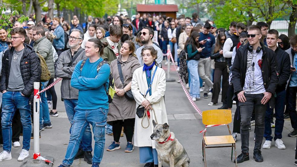 Viele Menschen warten vor einem Wahllokal in Budapest, um ihre Stimme abzugeben. Foto: Denes Erdos