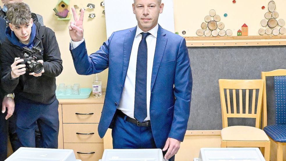 Peter Magyar, Vorsitzender der Oppositionspartei Tisza, nach der Stimmabgabe in einem Wahllokal in Budapest. Foto: Denes Erdos