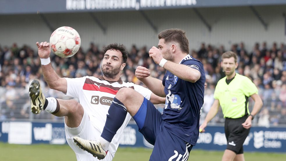 Ex-Kickers-Spieler Nikky Goguadze (links) - hier im Zweikampf im Tido Steffens - leitete den 1:0-Siegtreffer für den FC St. Pauli ein.  Fotos: Doden/Emden