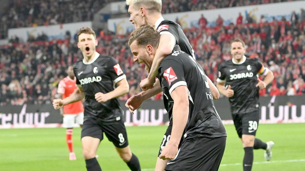 Torjubel der Freiburger: Ginter legt vor, Höler verwandelt. Foto: Torsten Silz