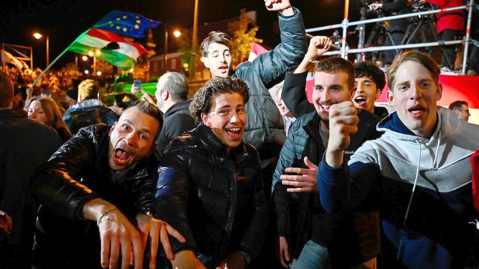 Auf den Straßen von Budapest kannte die Freude über die Abwahl Orbans keine Grenzen. Foto: Denes Erdos