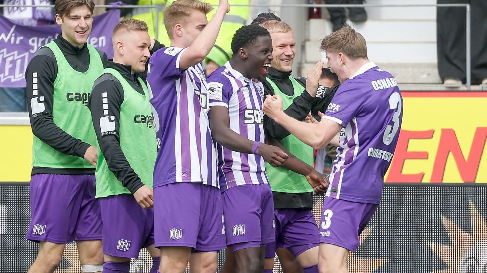 Fussball - 3. Liga - VfL Osnabrück - FC Energie Cottbus am 12.04.2026 an der Bremer Brücke in Osnabrück Jubel, Torjubel, Torschuetze, Torschütze Ismail Badjie (Osnabrueck 37) jubelt nach seinem Tor zum 1 zu 0 mit der Mannschaft u.a. mit Frederik Christensen (Osnabrueck 3) Foto: osnapix / Marcus Hirnschal Foto: Michael Titgemeyer