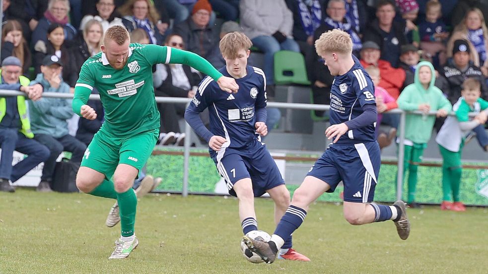 Der TSV Riepe (blaue Trikots) verlor nicht nur das Auswärtsspiel in Moordorf. Das Team musste auch die Tabellenführung abgeben.Foto: Wilfried Gronewold