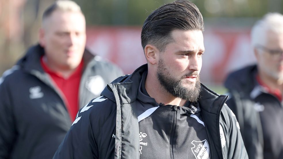 SpVg-Trainer Daniel Franziskus konnte es nicht fassen. Gegen Hinte verlor seine Mannschaft mit 1:4.Foto: Wilfried Gronewold