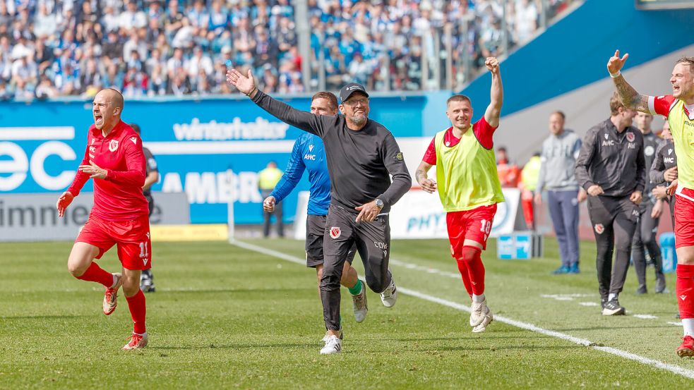 Emotionale Typen bei Energie: Trainer Claus-Dieter Wollitz und Topstürmer Erik Engelhardt nach dem Auswärtssieg in Rostock im vergangenen Frühsommer. Foto: imago/Bünning