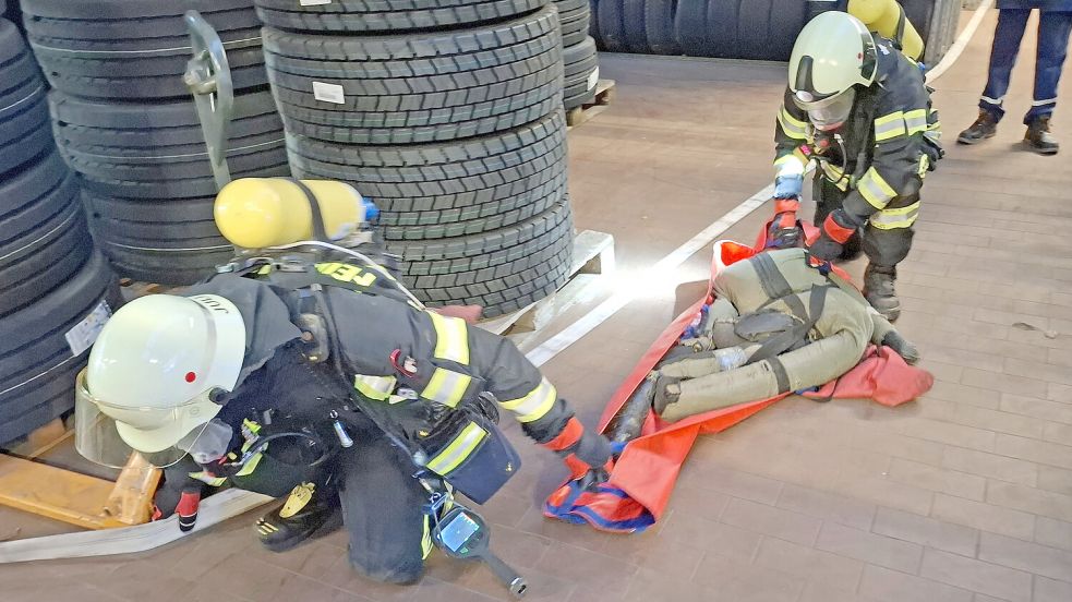 Fingierte Menschenrettung: Ein Atemschutztrupp bringt eine der drei zu suchenden Übungspuppen ins Freie. Foto: Sönke Schmidt/Feuerwehr Wallinghausen