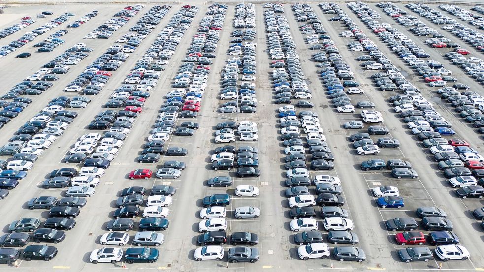 Der VW-Konzern liefert weltweit weniger Autos aus. (Archivbild) Foto: Julian Stratenschulte