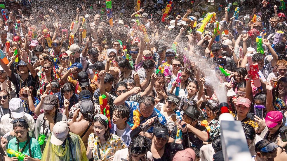 Traditionell reisen Touristen aus aller Welt zu der riesigen Wasser-Sause an. Foto: Arnun Chonmahatrakool