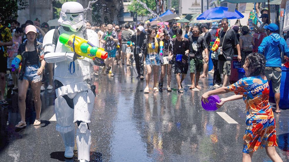 Die wilden Wasserschlachten dauern mehrere Tage. Foto: Arnun Chonmahatrakool