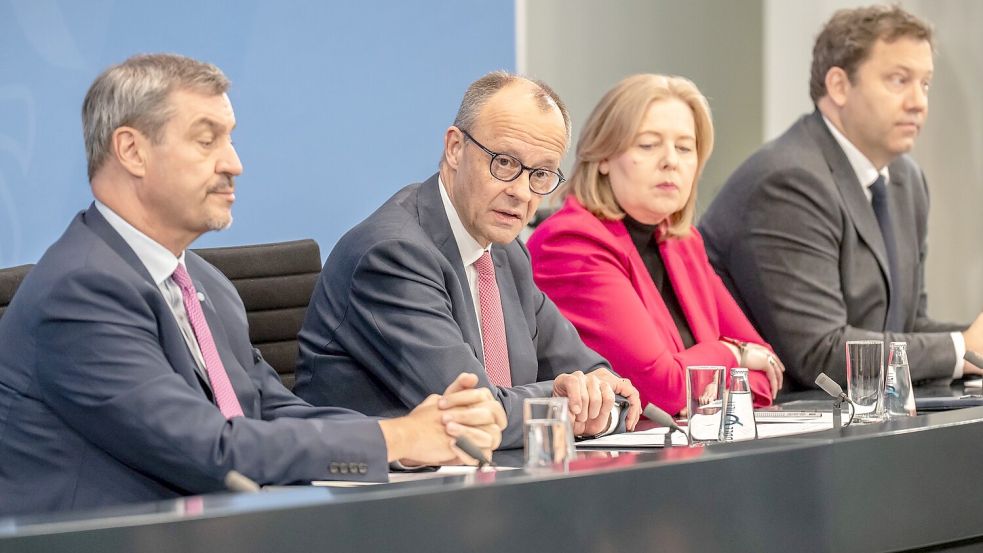 Kanzler Merz dämpfte Erwartungen an langfristig wirkende Entlastungen bei den Spritpreisen. Foto: Michael Kappeler/dpa