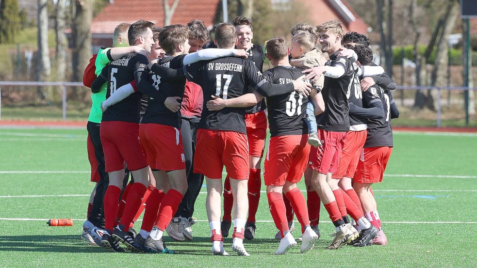 Die Spieler des SV Großefehn bejubelten den 7:0-Sieg gegen Borkum .Foto: Wilfried Gronewold