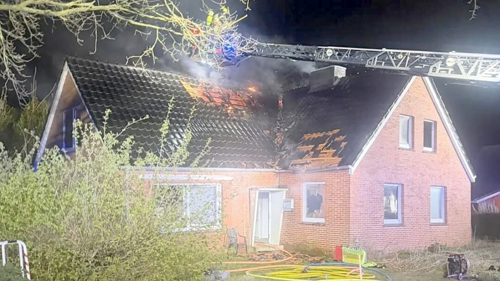 Die Feuerwehr ist am Sonntagabend in Emden zu einem Dachstuhlbrand ausgerückt. Bereits am Vormittag hatte es in dem Gebäude gebrannt. Fotos: Feuerwehr Emden