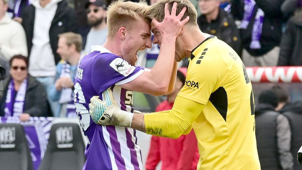 Die pure Freude nach dem Schlusspfiff: Fridolin Wagner (links) und Lukas Jonsson vom VfL Osnabrück schreien die Erleichterung nach dem 1:0-Sieg gegen Cottbus heraus. Foto: Helmut Kemme