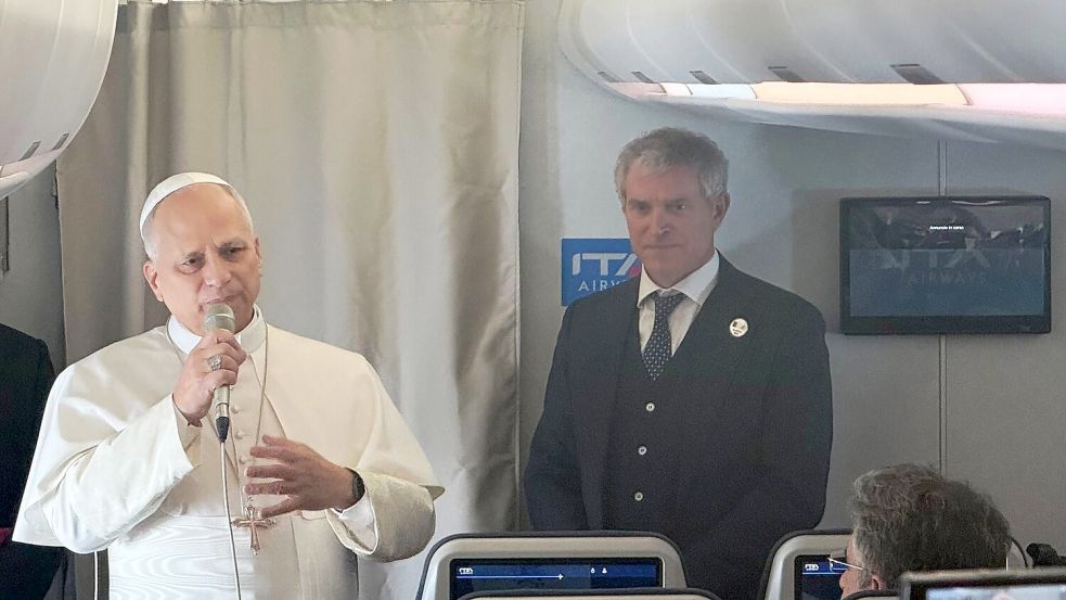 Papst Leo XIV. äußerte sich auf dem Flug nach Algerien vor Journalisten. Foto: Christoph Sator/dpa