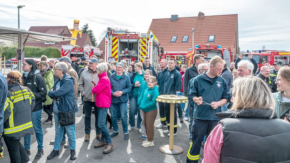 Zahlreiche Besucher kamen zum Tag der offenen Tür auf dem Gelände des Feuerwehrstandorts Nord in Osteel. Foto: Folkert Bents