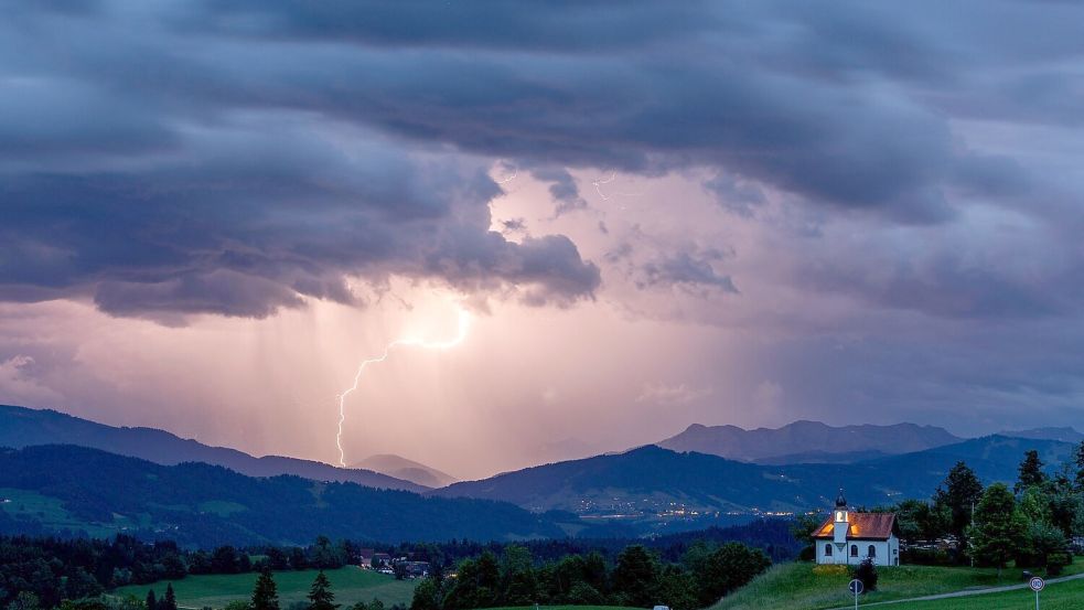 Das Alpenvorland ist in der Regel besonders gewitterreich. (Archivfoto) Foto: Jan Eifert/dpa