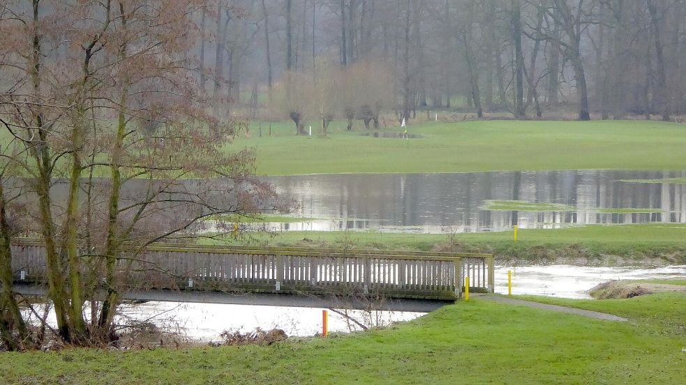 Viel Platz für Regenwassermassen ist auf dem Golfplatz Dütetal in Wersen, wie die in Senken entstandenen Teiche zeigen. Foto: Ursula Holtgrewe