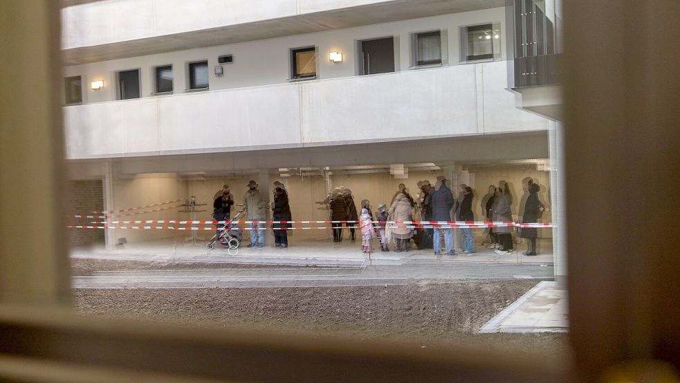 Beim Tag der offenen Baustelle im Februar 2026 standen die Menschen Schlange, die die neuen Wohnungen der „Wohnen in Osnabrück GmbH“, kurz Wio, im Landwehrviertel besichtigen wollten. Foto: Tobias Saalschmidt