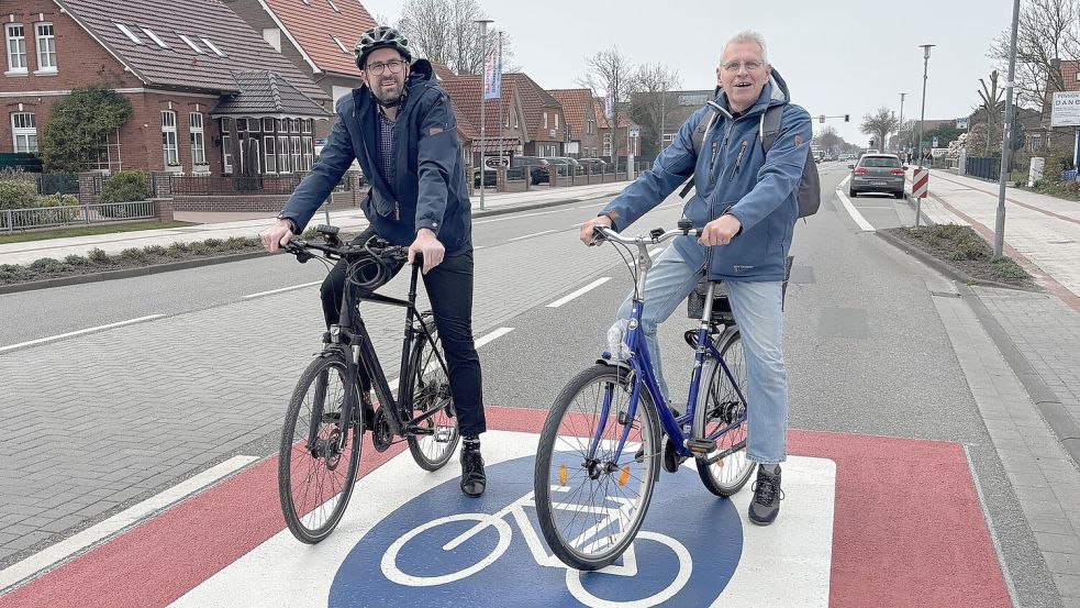 Nordens Stadtbaurat Christian Pohl (links) testete gemeinsam mit Urlauber Dieter Schmitz die neue Fahrradstraße. Foto: Rebecca Kresse