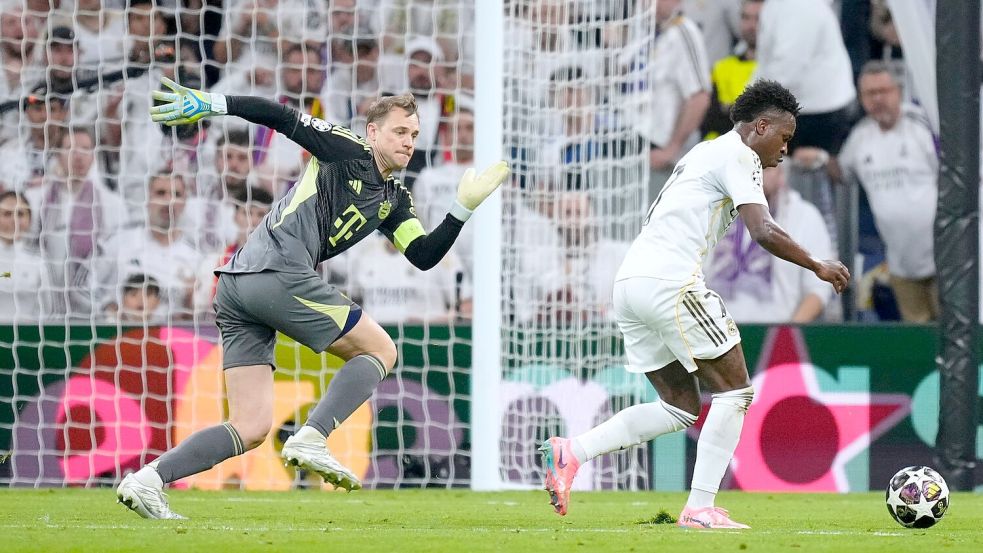 Auch in diesem Duell mit Real-Star Vinicius Junior war Manuel Neuer (l) in Madrid der Sieger. (Archivbild) Foto: Jose Breton