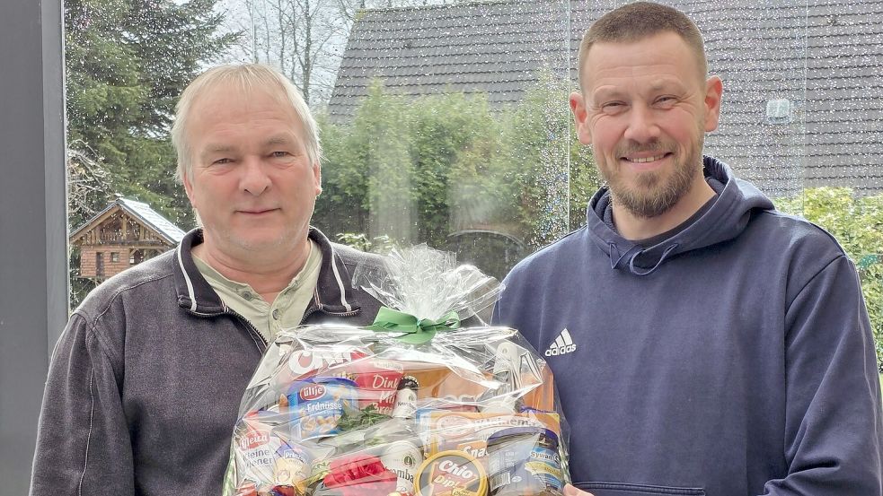 Der neue Vorsitzende des TV Osteel, Holger Rix (rechts), überreichte seinem Vorgänger Andreas Palluck einen Präsentkorb.