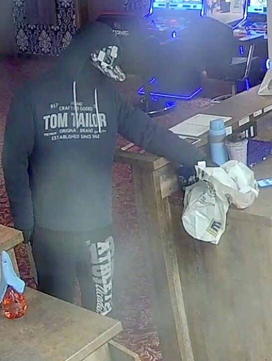 Der Unbekannte während der Tat. Foto: Polizei