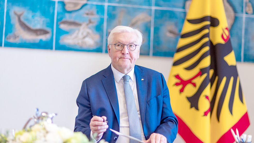 Frank-Walter Steinmeier ist aktuell in Stralsund (Mecklenburg-Vorpommern), wohin er bis zum 16. April 2026 provisorisch seinen Amtssitz verlegt hat. Foto: Jens Büttner/dpa