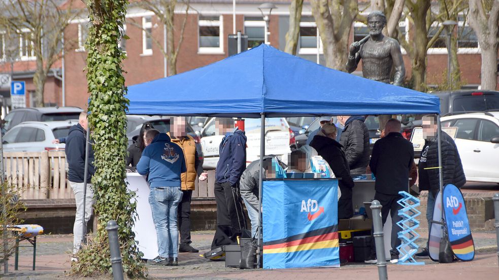 Mit einem Stand am Störtebeker-Denkmal machte die AfD am Sonnabend im Zentrum von Marienhafe Wahlwerbung. Foto: privat