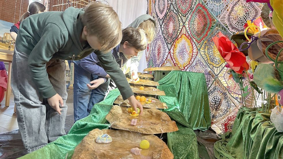 Der künstliche Bachlauf und der nebenliegende Wasserfall sind für viele Kinder eines der Highlights der Ausstellung. Foto: Mieke Matthes