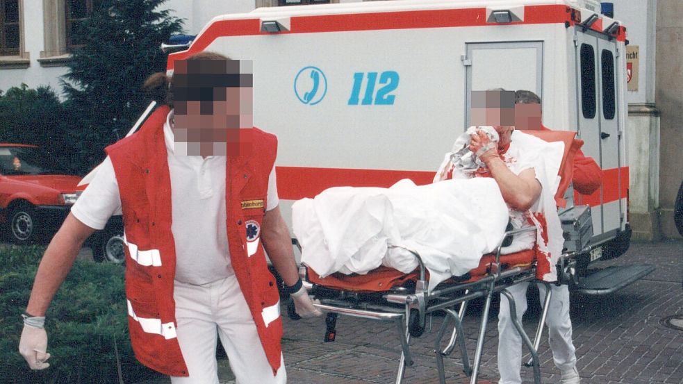 Der angeschossene Oberstaatsanwalt wurde durch den Rettungsdienst ins Krankenhaus gebracht. Foto: Ortgies/Archiv