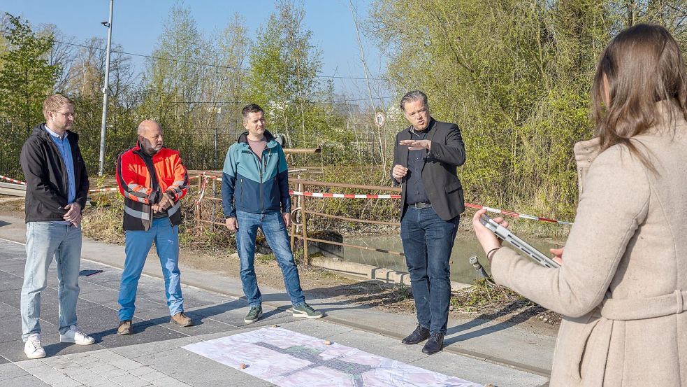 30 Jahre soll es halten: Stadtbaurat Thimo Weitemeier stellt Aussehen und Aufbau der zukünftigen Betonfläche am Neumarkt vor. Foto: Denise Matthey