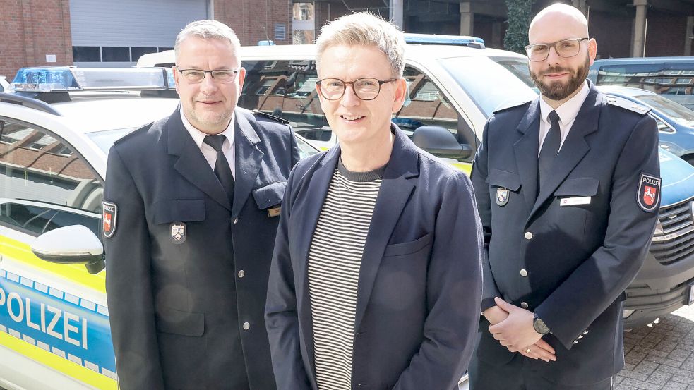 Inspektionsleiter Stephan Zwerg (von links), der Leiter des Zentralen Kriminaldienstes, Carsten Vierkant und der Leiter der Polizei Wittmund, Jannes Ulferts, stellten die Polizeistatistik 2025 vor. Foto: Hock