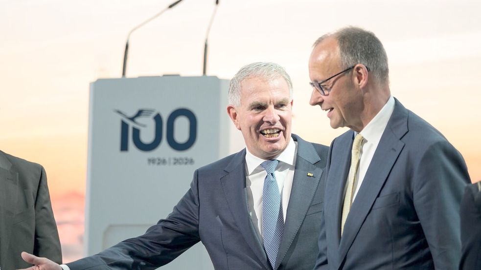 Carsten Spohr (links) und Kanzler Merz beim Jubiläum der Lufthansa Foto: Hannes P. Albert/dpa