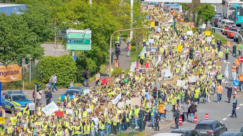 Es wird gestreikt. Lufthansa-Mitarbeiter demonstrieren am Frankfurter Flughafen. Foto: Andreas Arnold