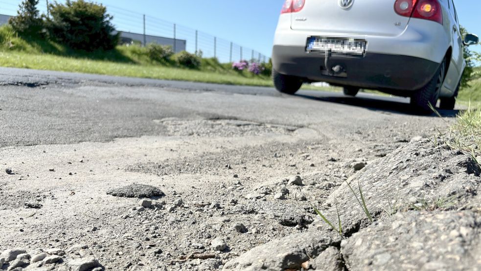 Um kaputte Straßen geht es bei einer Reihe von Vor-Ort-Terminen des Südbrookmerlander Bauausschusses. Foto: Holger Janssen