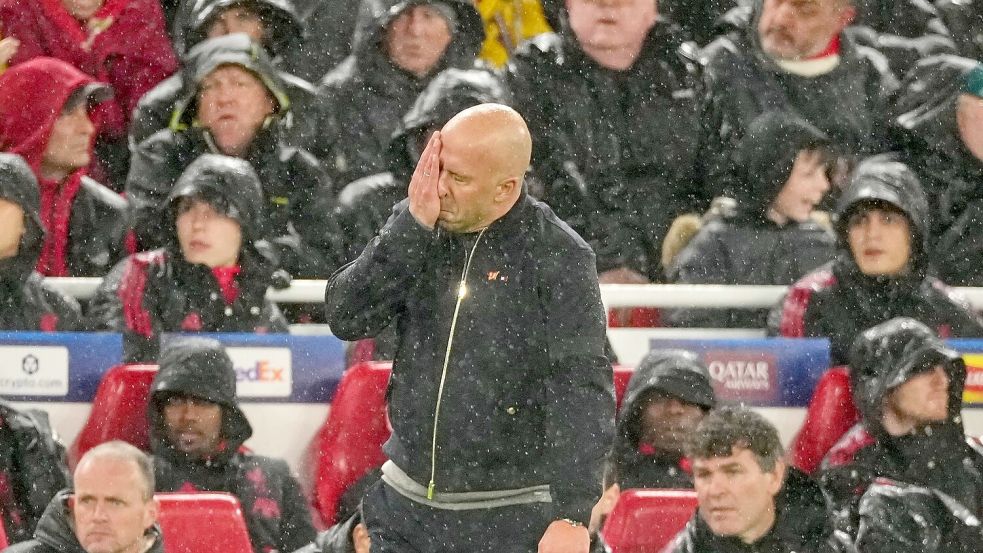 Slot steht im Rückspiel im Regen. Foto: Dave Shopland