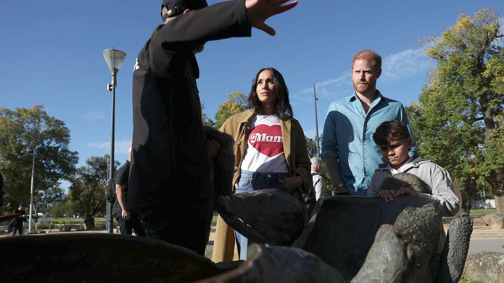 Meghan präsentierte sich in lässiger Kleidung - und einem T-Shirt mit der Aufschrift „Mama“. Foto: Con Chronis